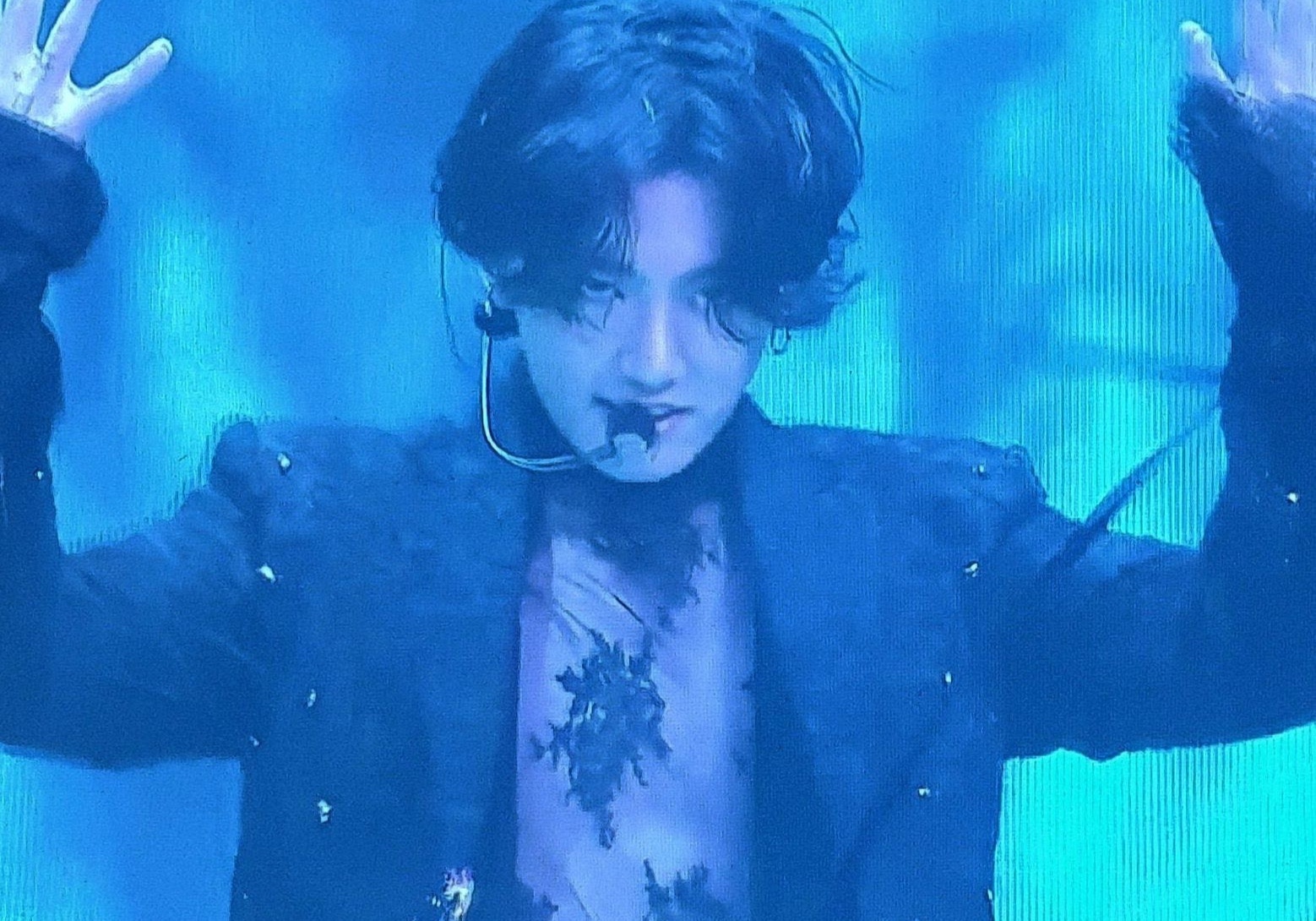 Jung Kook (BTS) mac ao ren nu tinh hinh anh