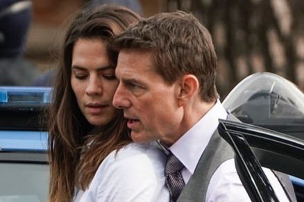 Tom Cruise than thiet voi ban dien nu tren phim truong hinh anh