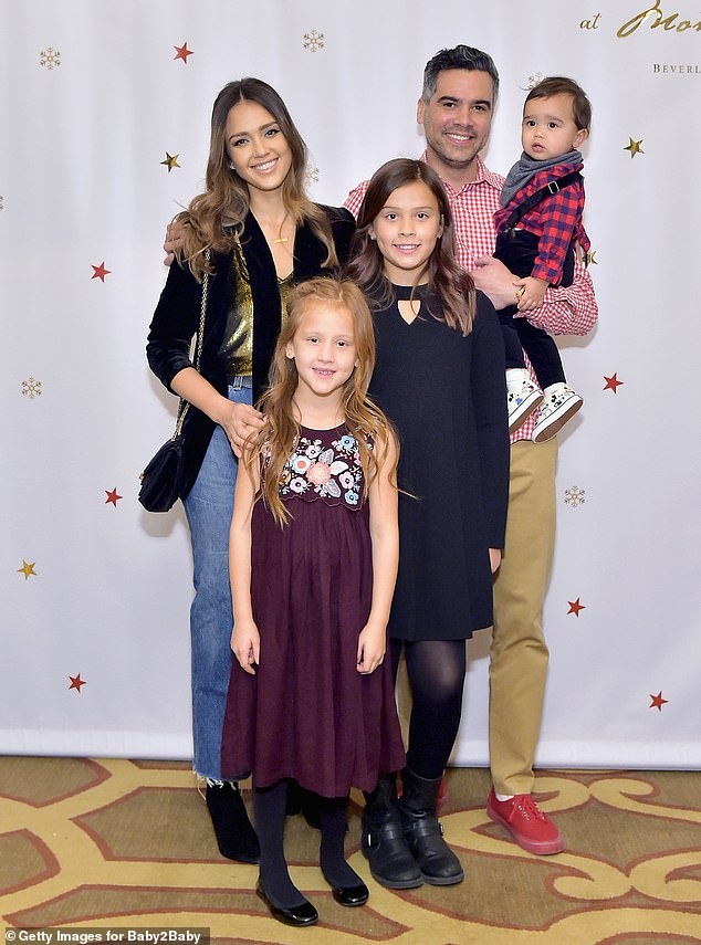 Jessica Alba khong muon nhin mat gia dinh anh 2