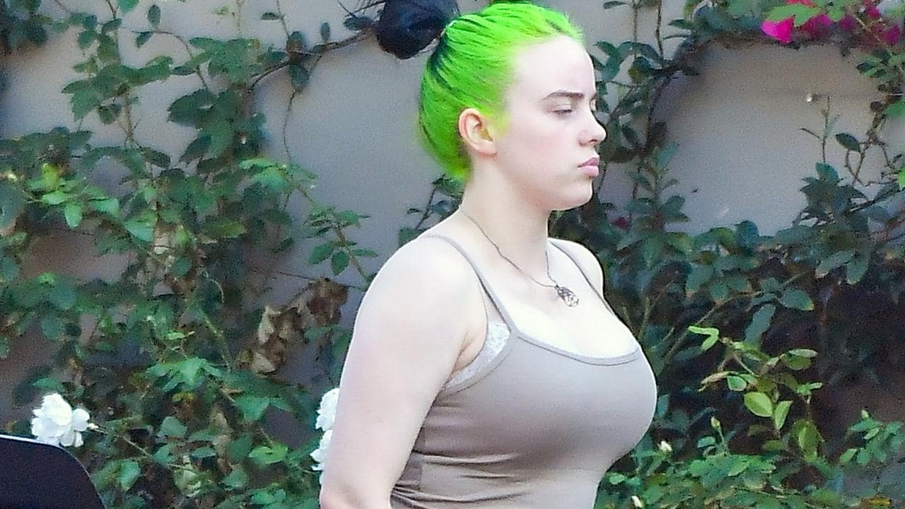 Billie Eilish mặc áo hai dây ảnh 2 Billie Eilish mac ao hai day anh 2