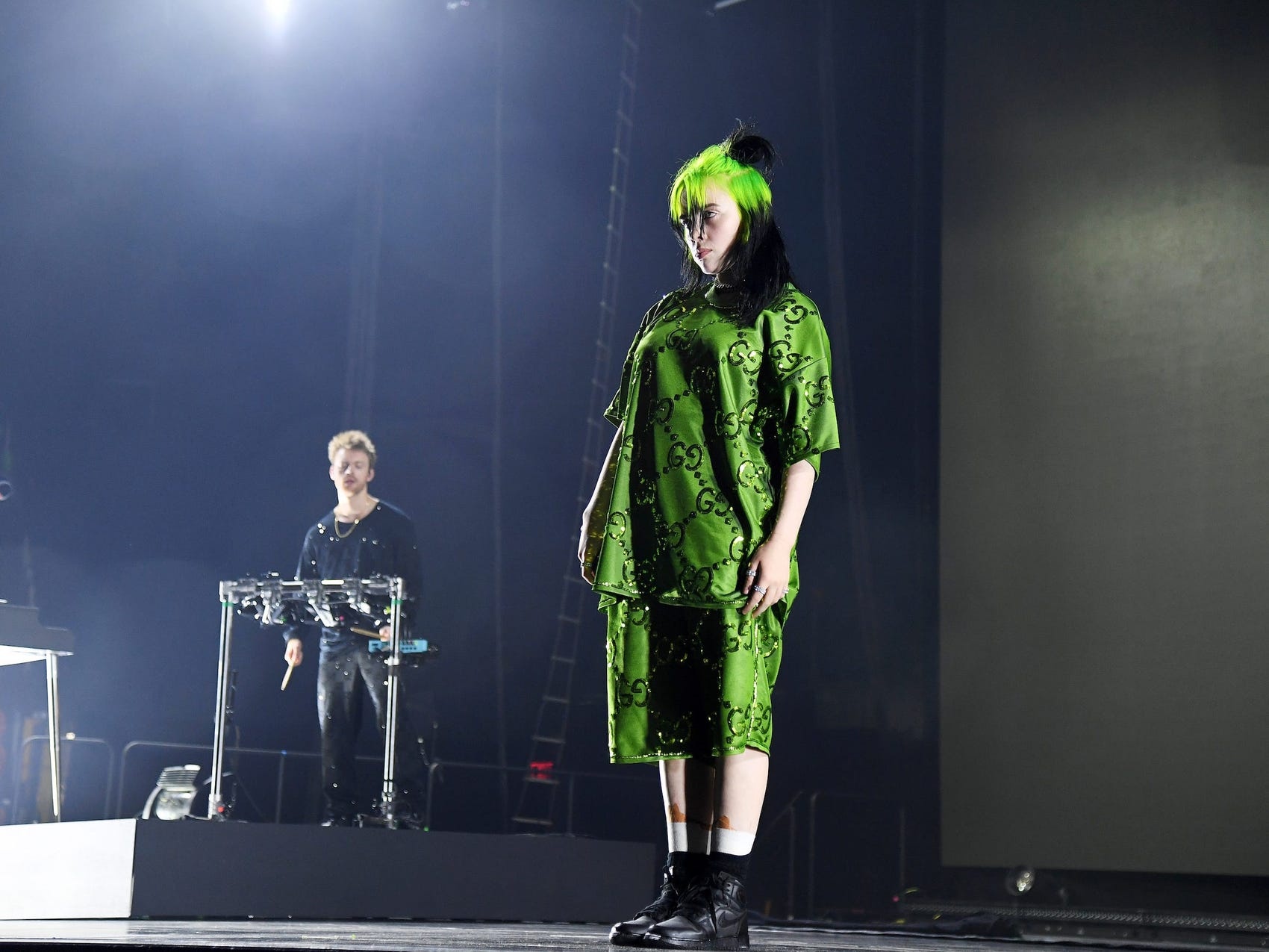 Billie Eilish mặc áo hai dây ảnh 3 Billie Eilish mac ao hai day anh 3