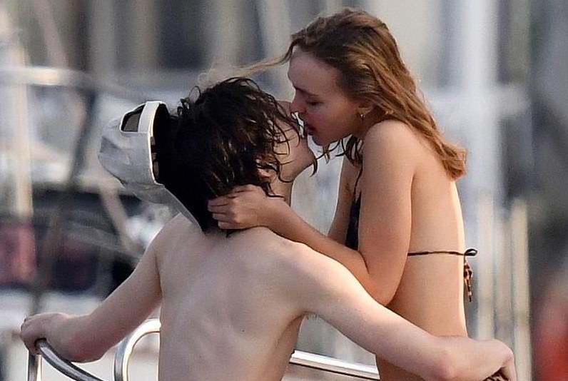 Timothee Chalamet xau ho ve loat anh hon Lily-Rose Depp hinh anh