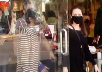 Me con Angelina Jolie xuong pho hinh anh