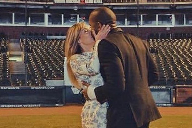 Kanye West dang anh hon Kim Kardashian giua tin ran nut hinh anh