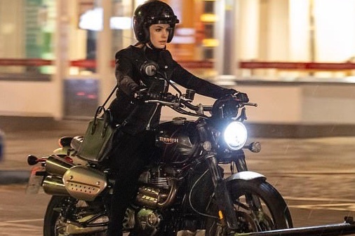 Anne Hathaway hoa sieu trom, tu lai xe phan khoi lon hinh anh