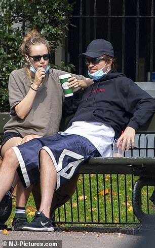 Robert Pattinson chữa khỏi Covid-19 ảnh 2 Robert Pattinson chua khoi Covid-19 anh 2