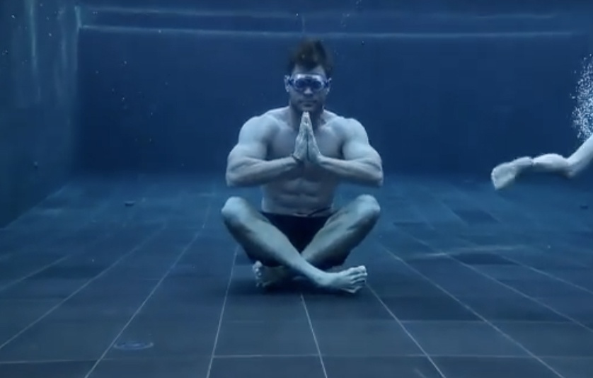 Chris Hemsworth ngoi thien duoi ho boi hinh anh
