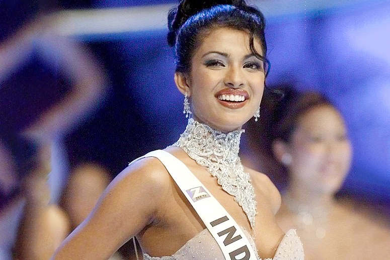Priyanka Chopra ke su co voi chiec vay khong day hinh anh