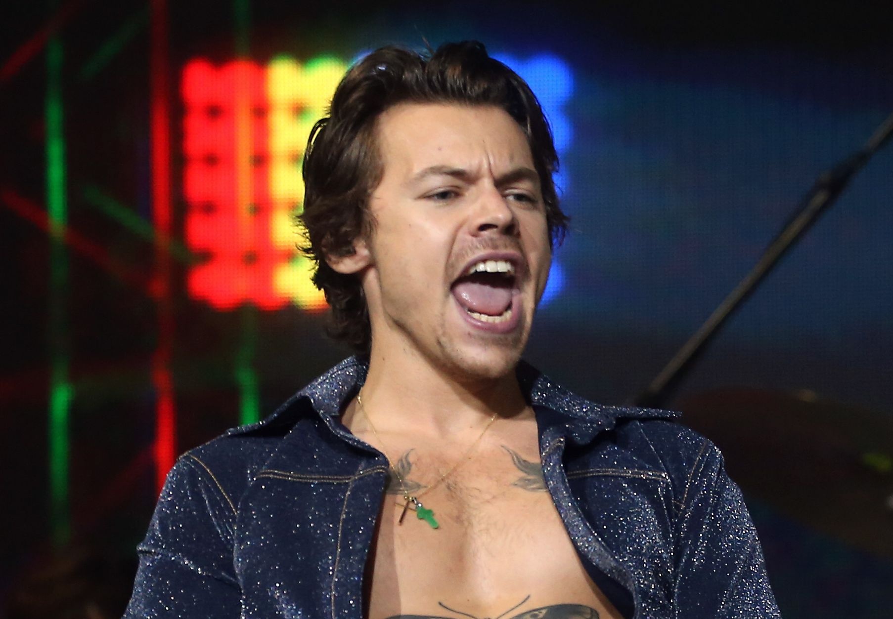 Harry Styles bi cach ly 14 ngay hinh anh