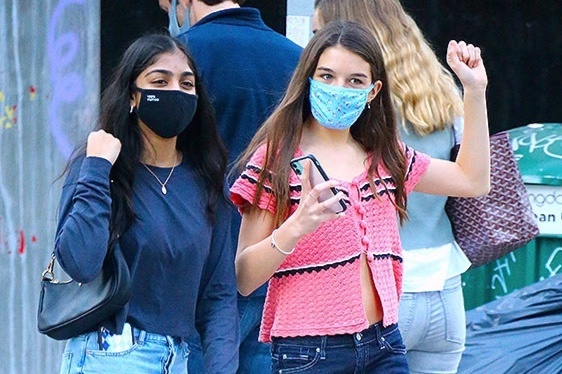 Suri Cruise xuong pho mung chien thang cua ong Joe Biden hinh anh