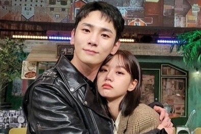 Sao nu than thiet voi dong nghiep nam du da co ban trai hinh anh