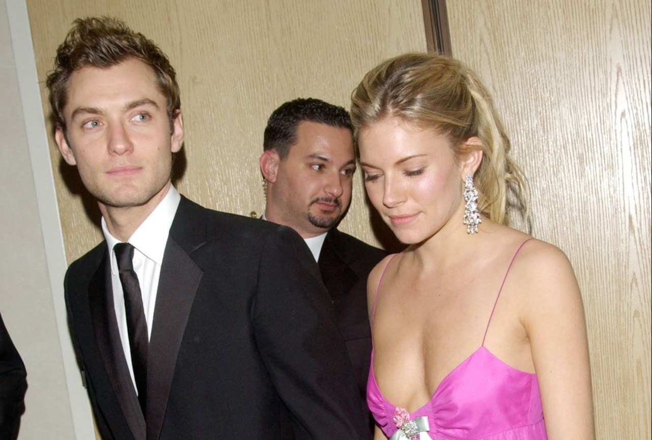 Sienna Miller tung suy sup khi biet Jude Law ngoai tinh voi bao mau hinh anh