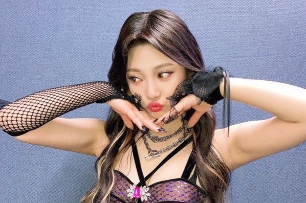 Vi sao nu ca si Trung Quoc dien quan ngan giua thoi tiet am 13 do C? hinh anh