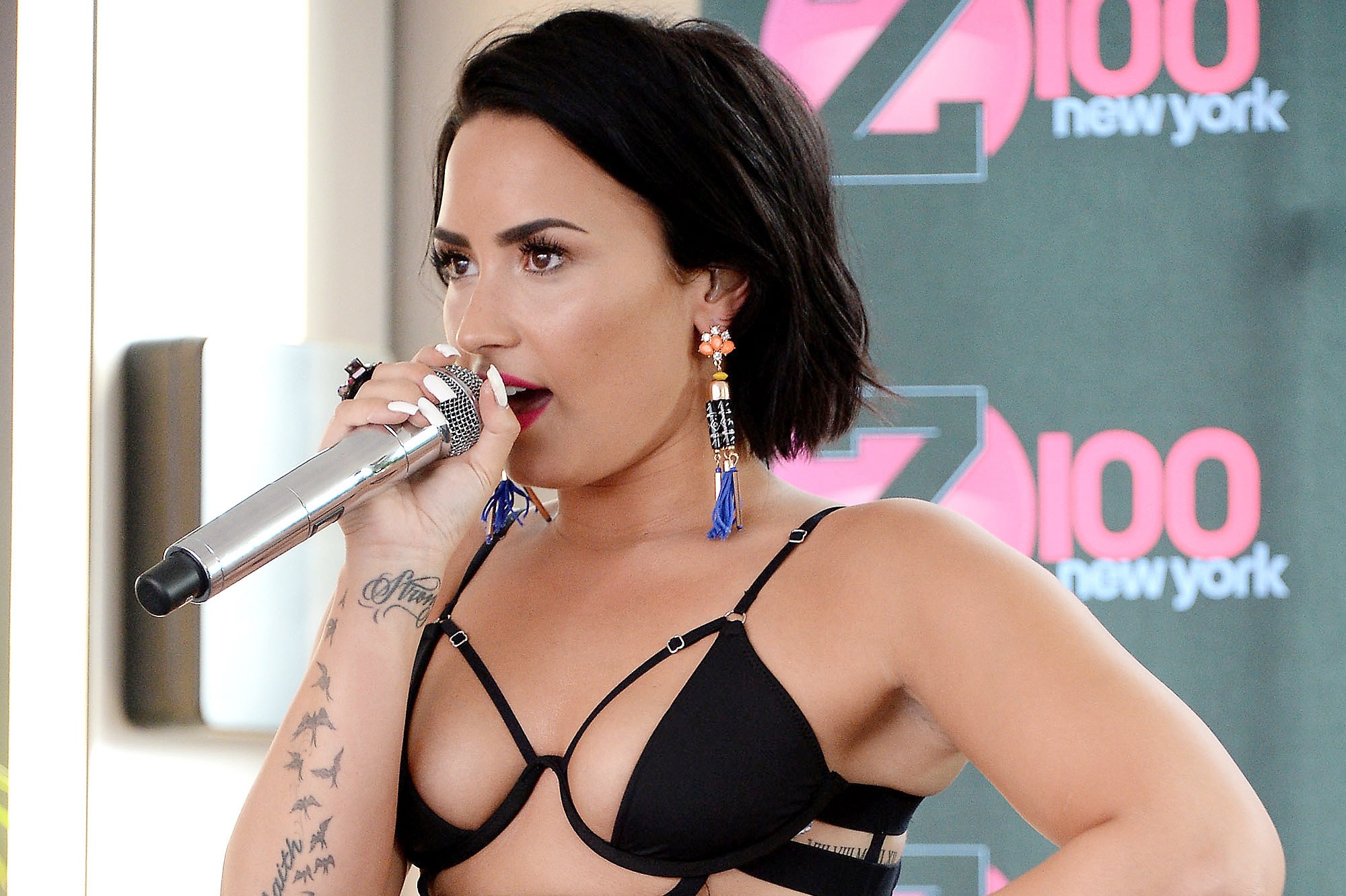 Demi Lovato bieu dien trong ngay ong Joe Biden nham chuc hinh anh