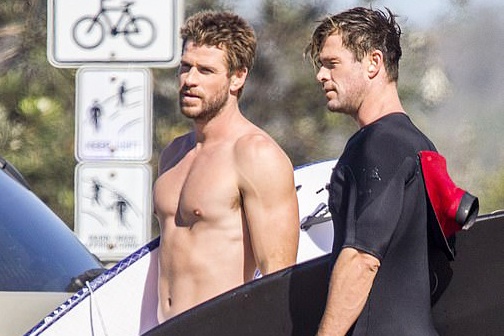 Liam Hemsworth luon khoc khi xem 'Titanic' hinh anh