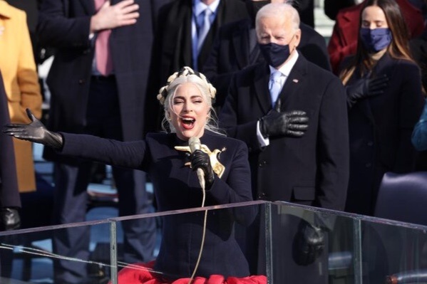 Lady Gaga hat trong le nham chuc cua ong Joe Biden hinh anh