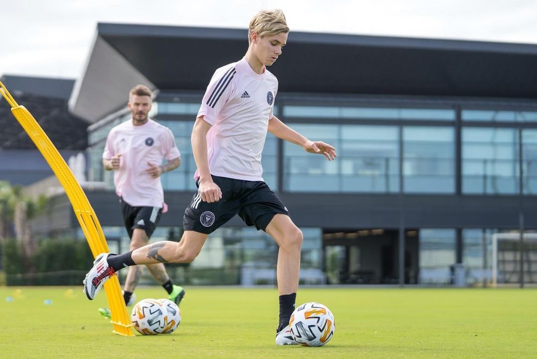 Romeo Beckham gia nhập showbiz ảnh 3 Romeo Beckham gia nhap showbiz anh 3