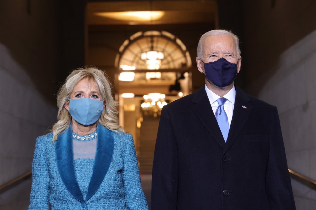 Vay xanh mong ket cua De nhat phu nhan Jill Biden noi len dieu gi? hinh anh