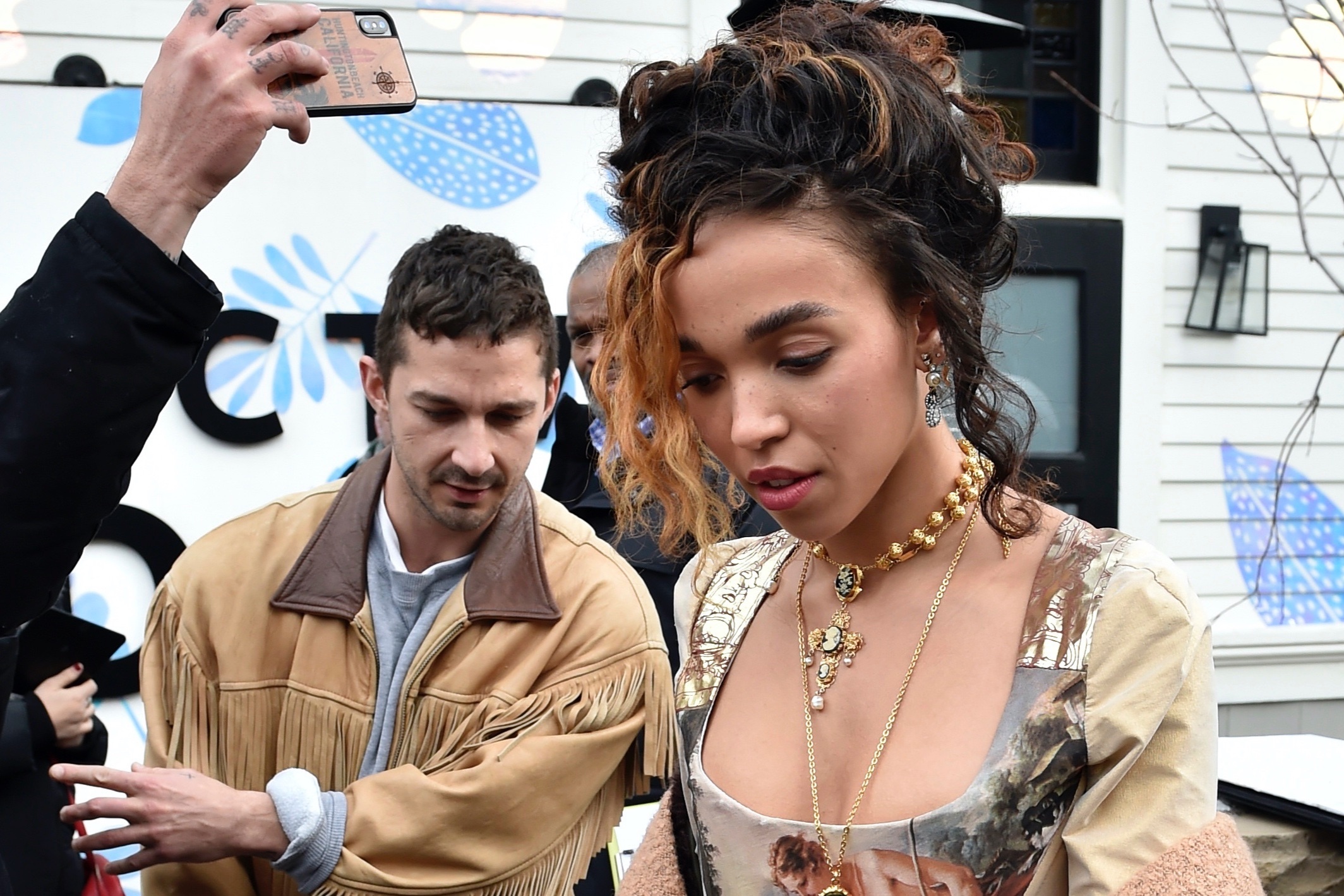 Shia LaBeouf cam ban gai nhin vao mat dan ong hinh anh