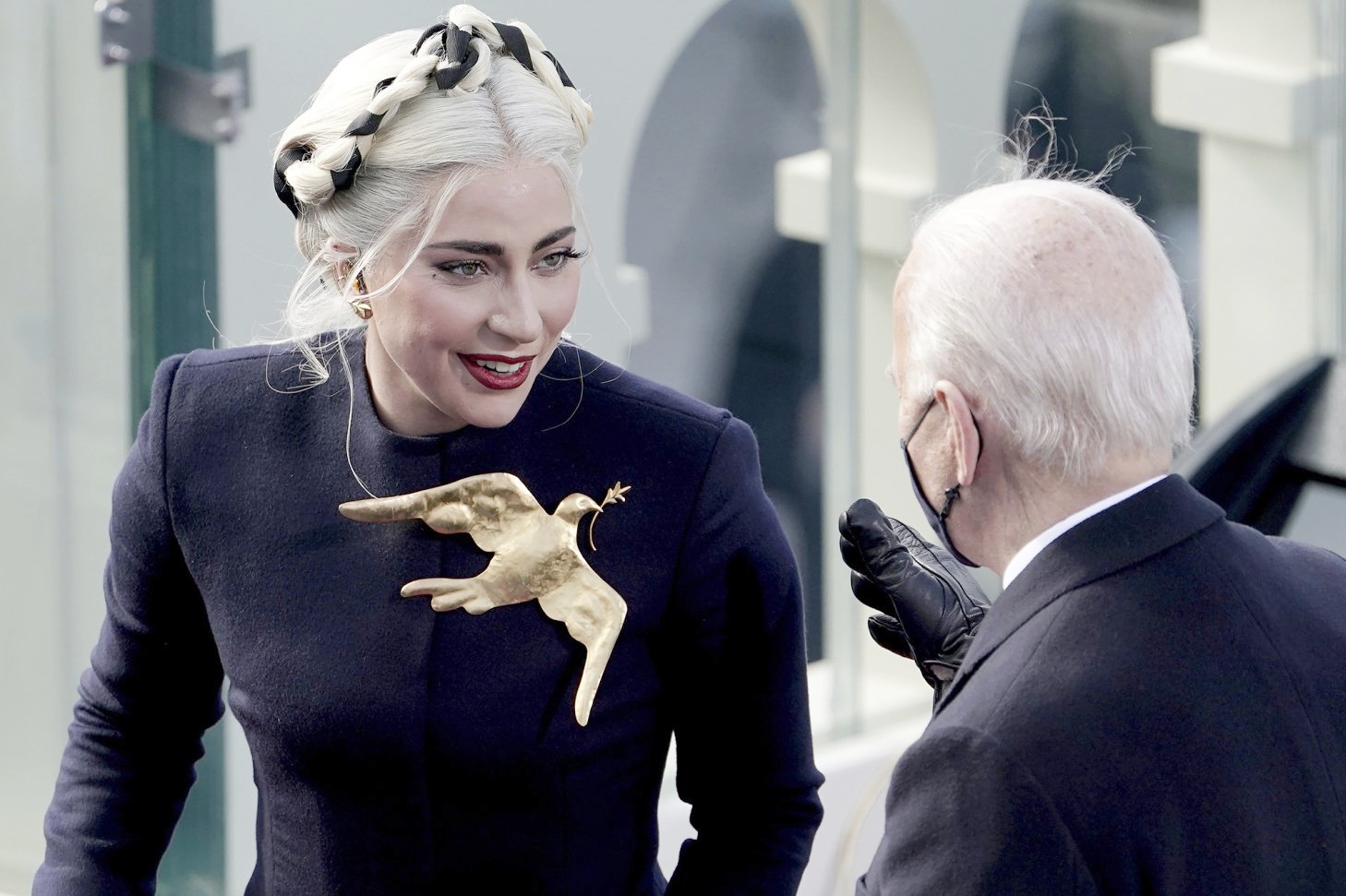 Dang sau chiec tram cai ao cua Lady Gaga hinh anh