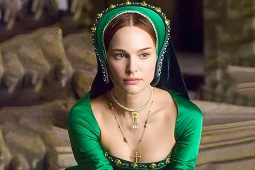 Loi trang phuc kho chap nhan trong phim co trang hinh anh