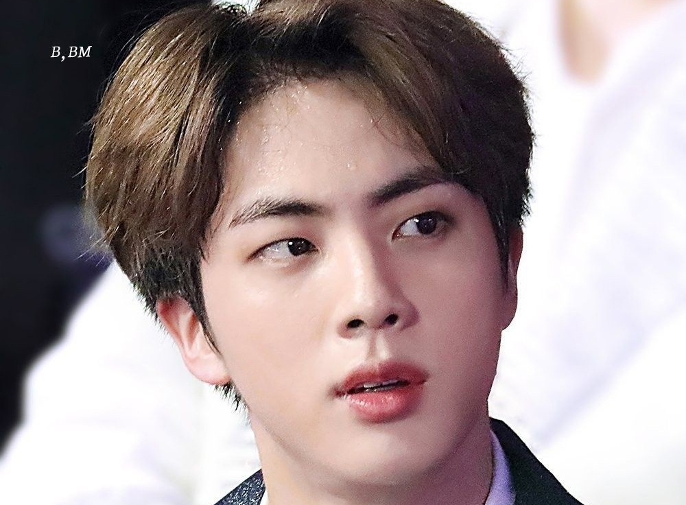 Jin (BTS) co guong mat dat ty le vang giong tuong than Zeus hinh anh