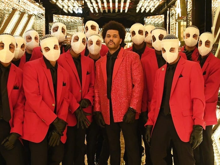 Man trinh dien cua The Weeknd o Super Bowl duoc ke lai qua phim hinh anh