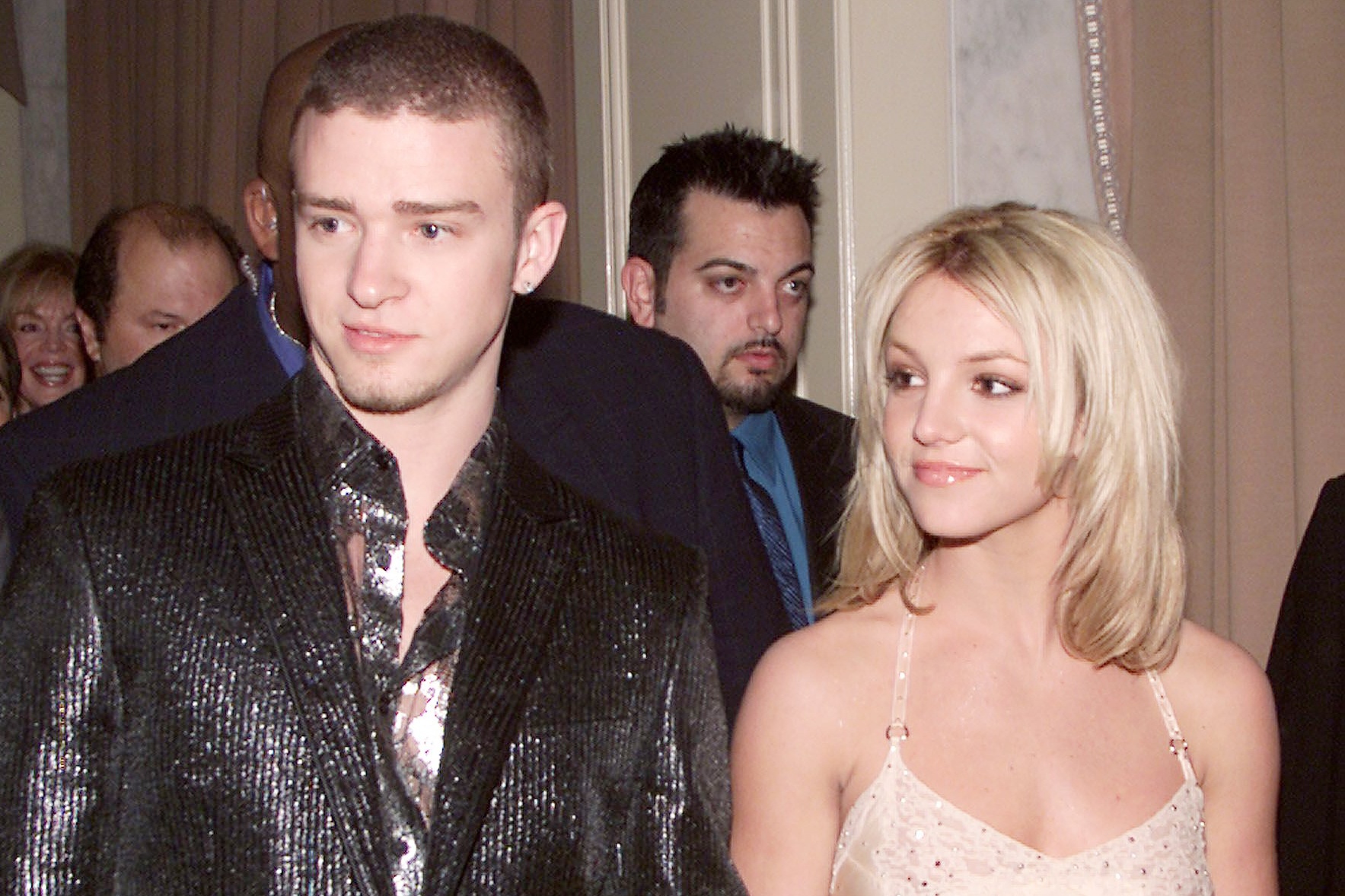 Justin Timberlake xin loi Britney Spears sau 15 nam im lang hinh anh