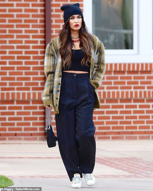 Megan Fox bi chi trich vu deo khau trang anh 1