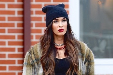 Megan Fox lien tuc bi chi trich vi ra pho khong mang khau trang hinh anh