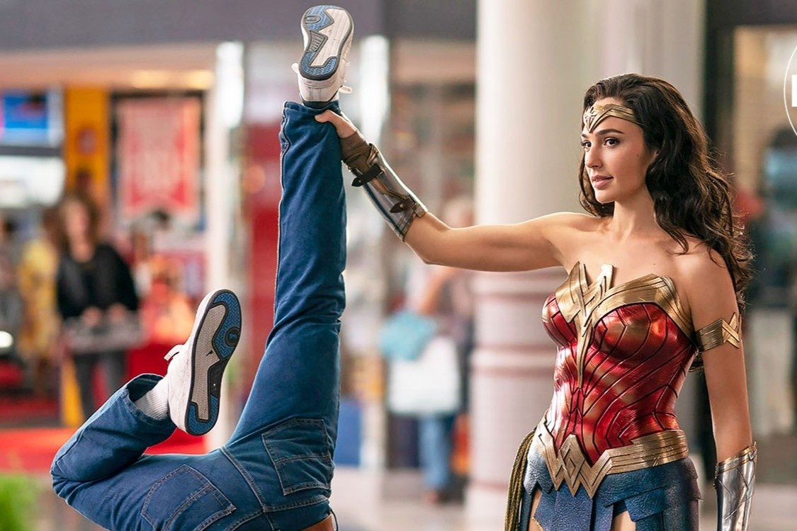 'Xin chao, Ly Hoan Anh' muon pha ky luc cua bom tan 'Wonder Woman' hinh anh