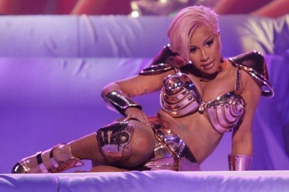 man bieu dien cua Cardi B anh 1