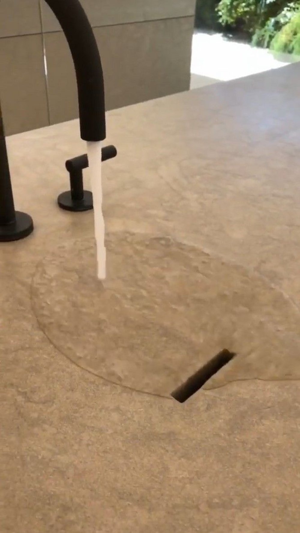 Kanye West tieu tien vao viec gi anh 5