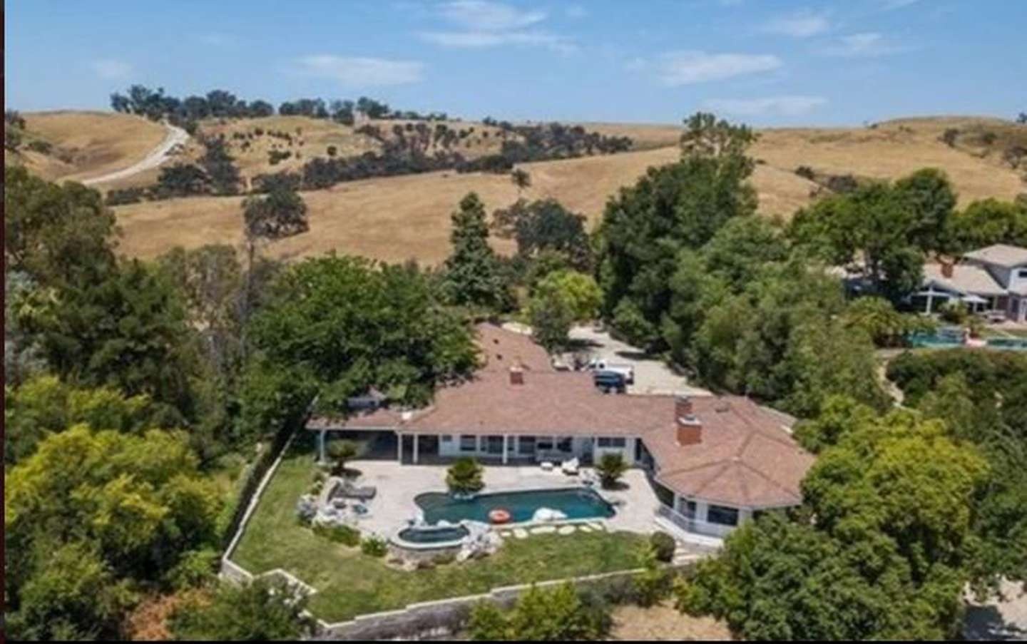 Kanye West tieu tien vao viec gi anh 1