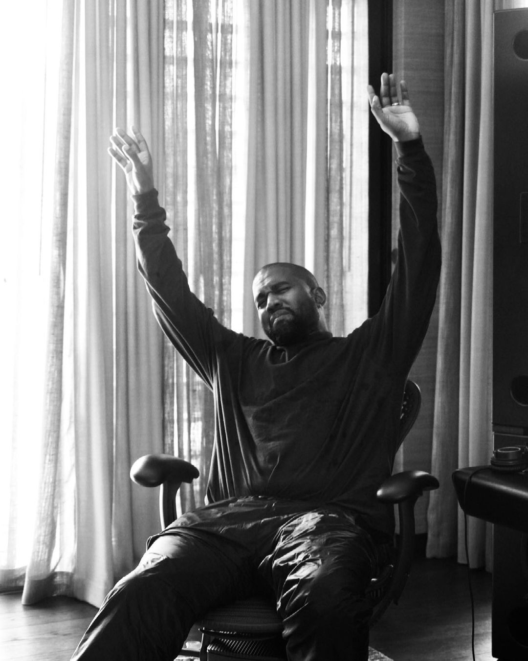 Kanye West chua thao nhan cuoi anh 1