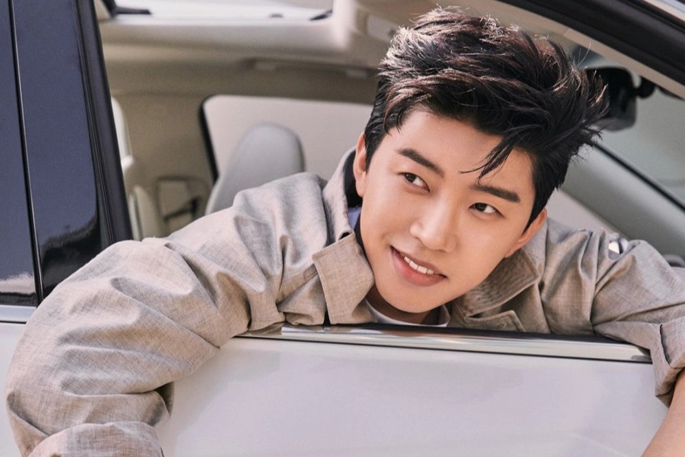 Ca si Han bi chi trich vi hut thuoc la va khong mang khau trang hinh anh