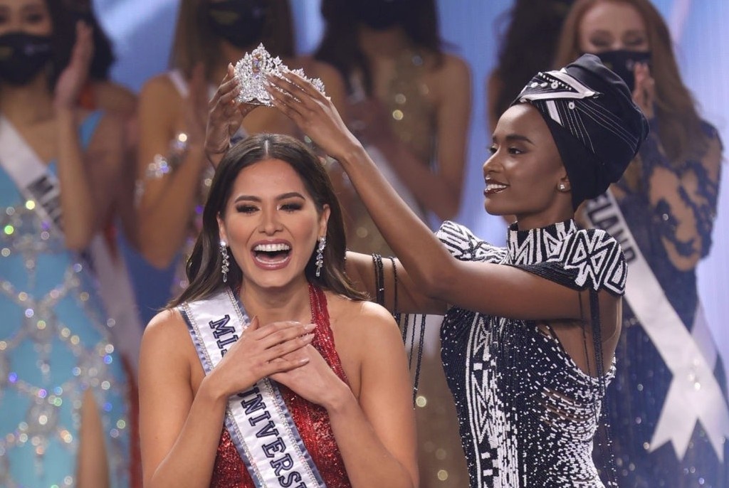 Khoanh khac dang quang cua tan Hoa hau Hoan vu va dan a hau hinh anh