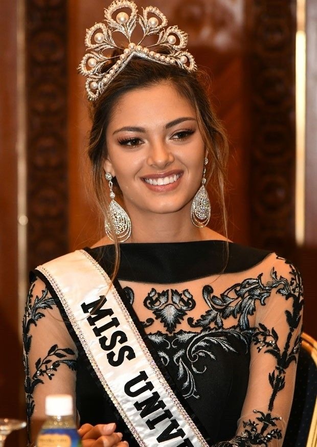 người đẹp chụp hình cùng hoa hậu hoàn vũ ảnh 10 nguoi dep chup hinh cung hoa hau hoan vu anh 10