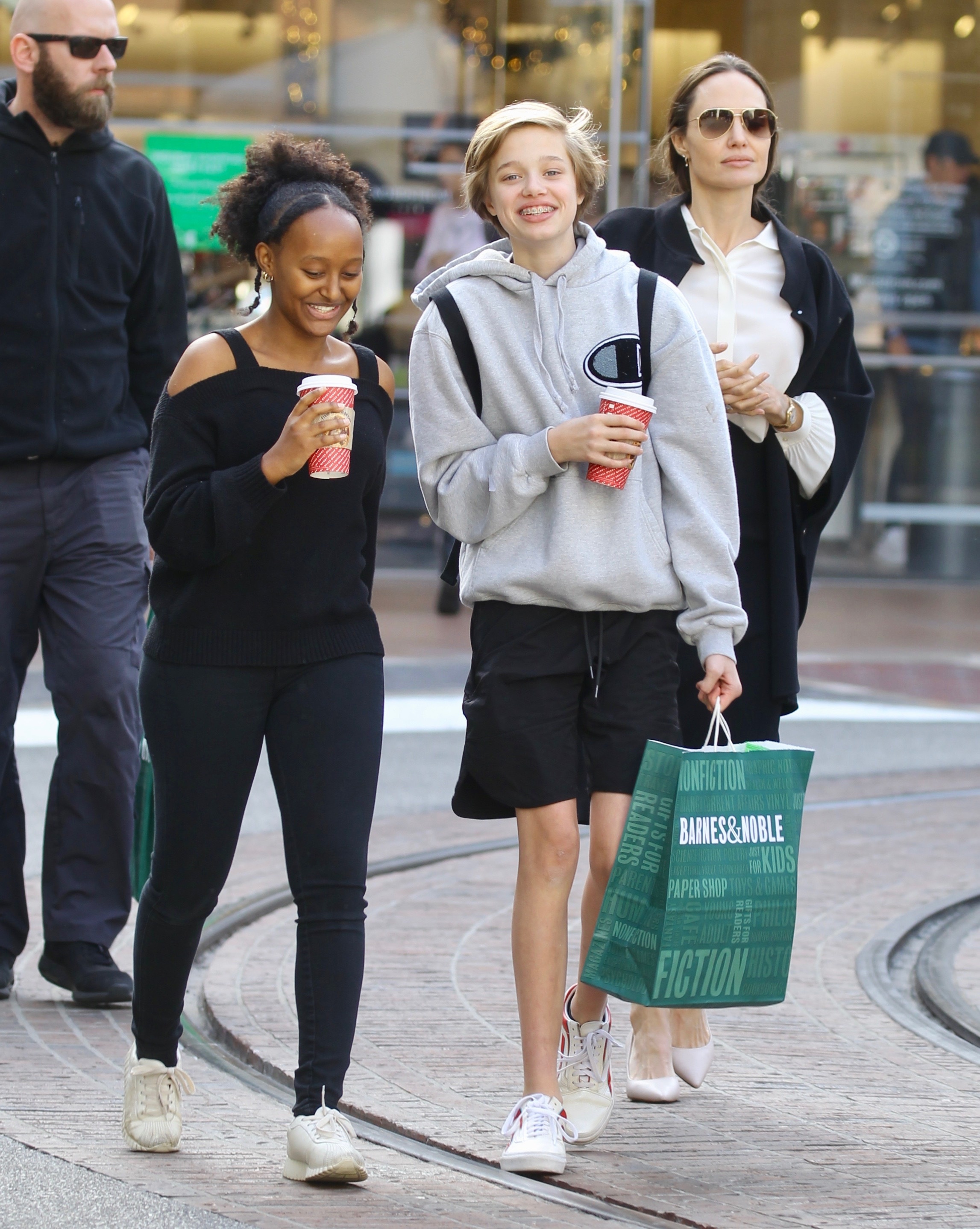 Tuoi 15 cua Shiloh Pitt anh 12