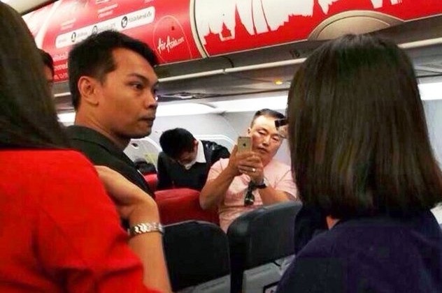 Nguoi ham mo nhom nhac Trung Quoc gay nao loan tren may bay hinh anh