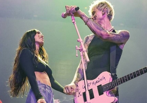 Megan Fox len san khau co vu ban trai hinh anh