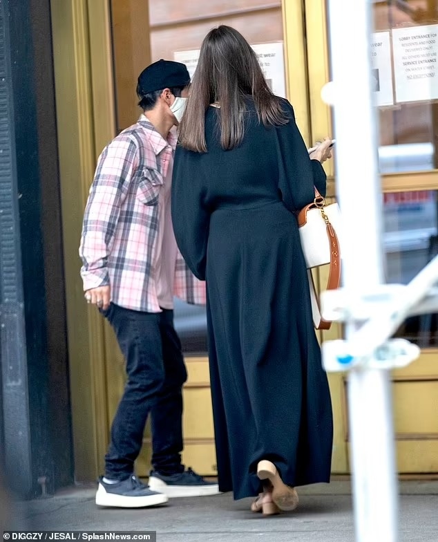 Angelina Jolie đến nhà chồng cũ ảnh 1 Angelina Jolie den nha chong cu anh 1