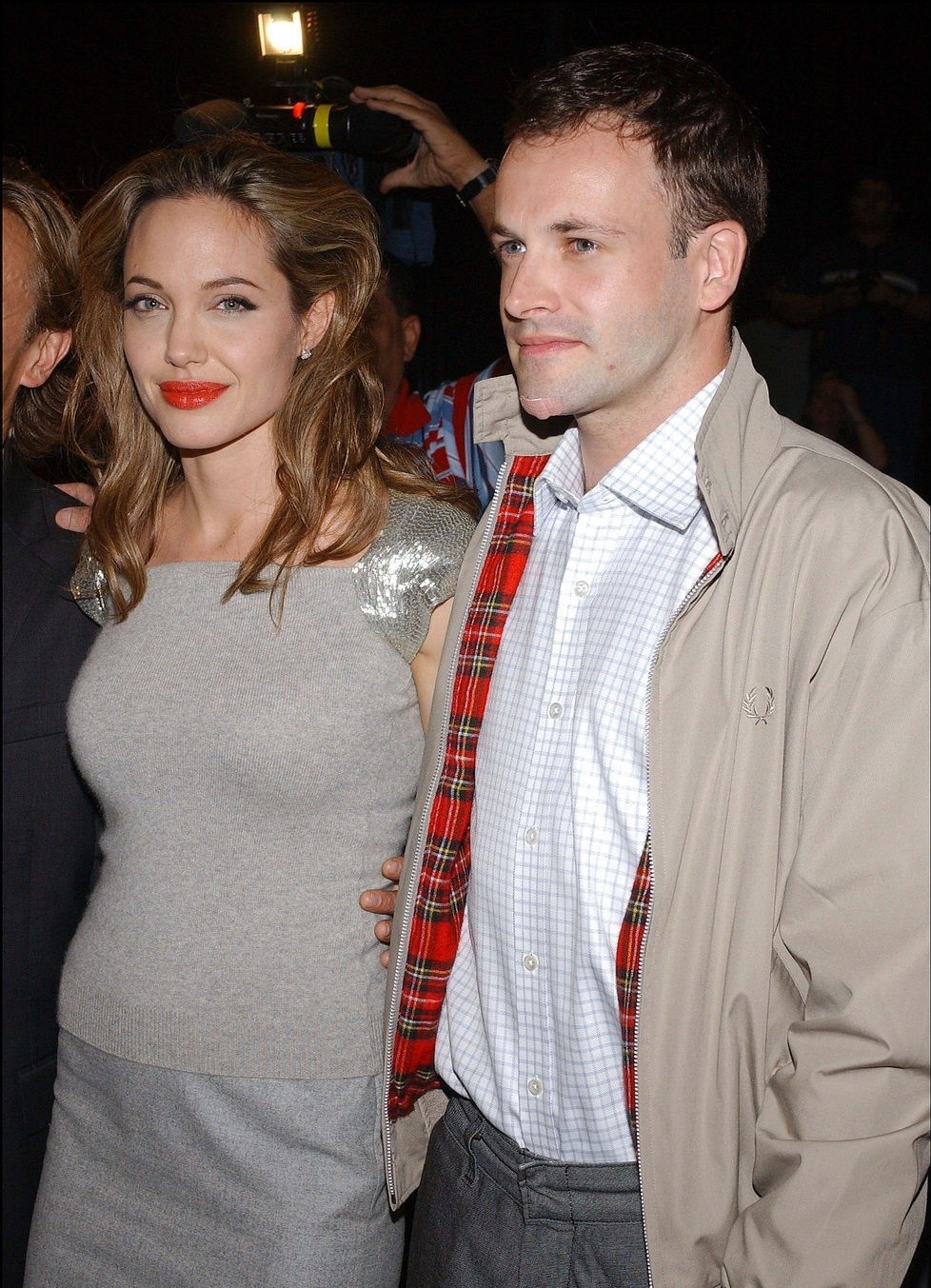 Angelina Jolie mang tieng giat chong anh 3