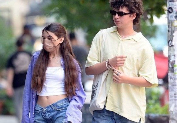 Suri Cruise chuong mac crop top xuong pho hinh anh