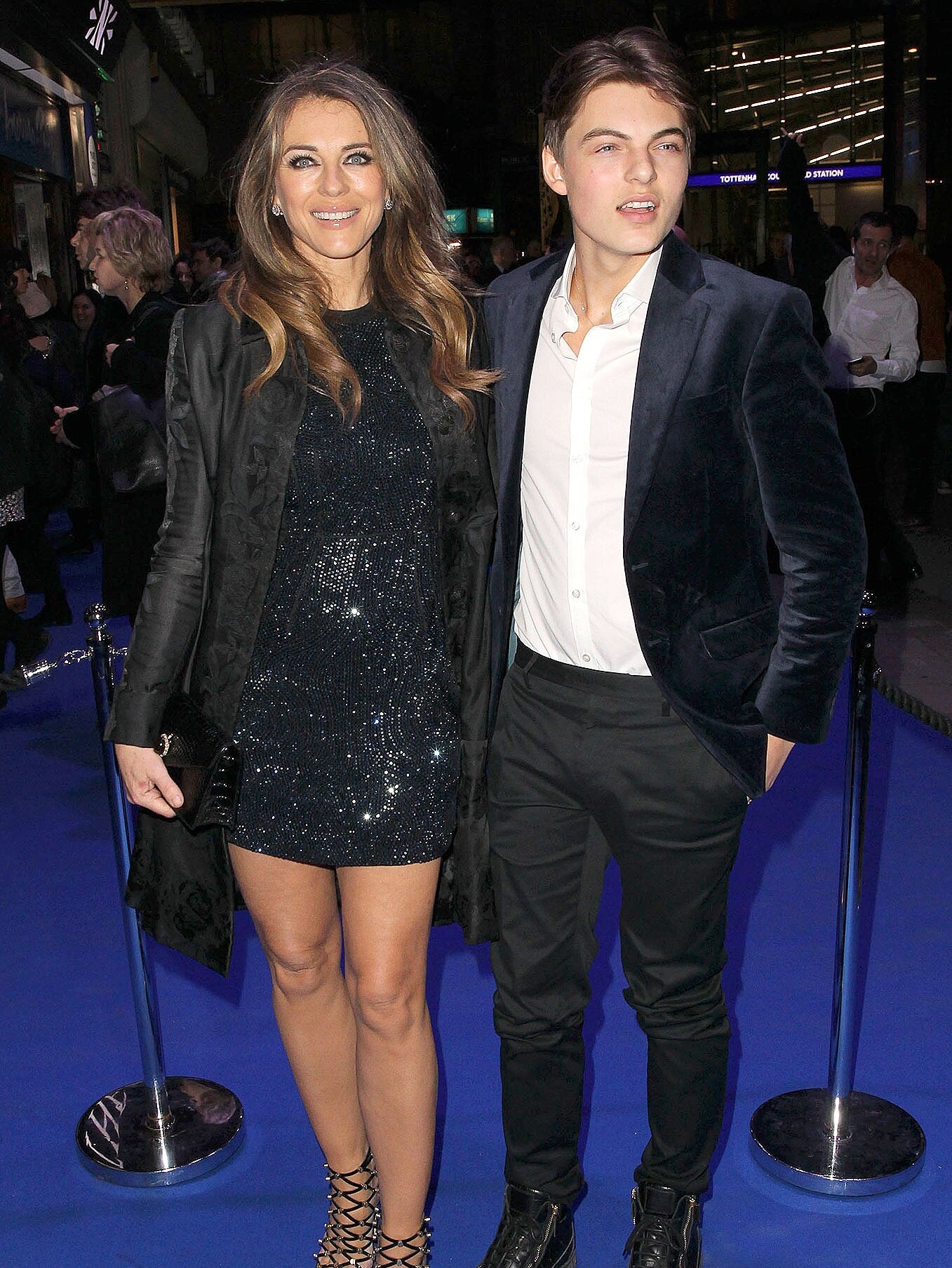 con trai Elizabeth Hurley bị truất quyền thừa kế ảnh 1 con trai Elizabeth Hurley bi truat quyen thua ke anh 1