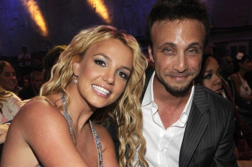 Luat su xin rut sau khi bi Britney Spears noi lam quyen hinh anh