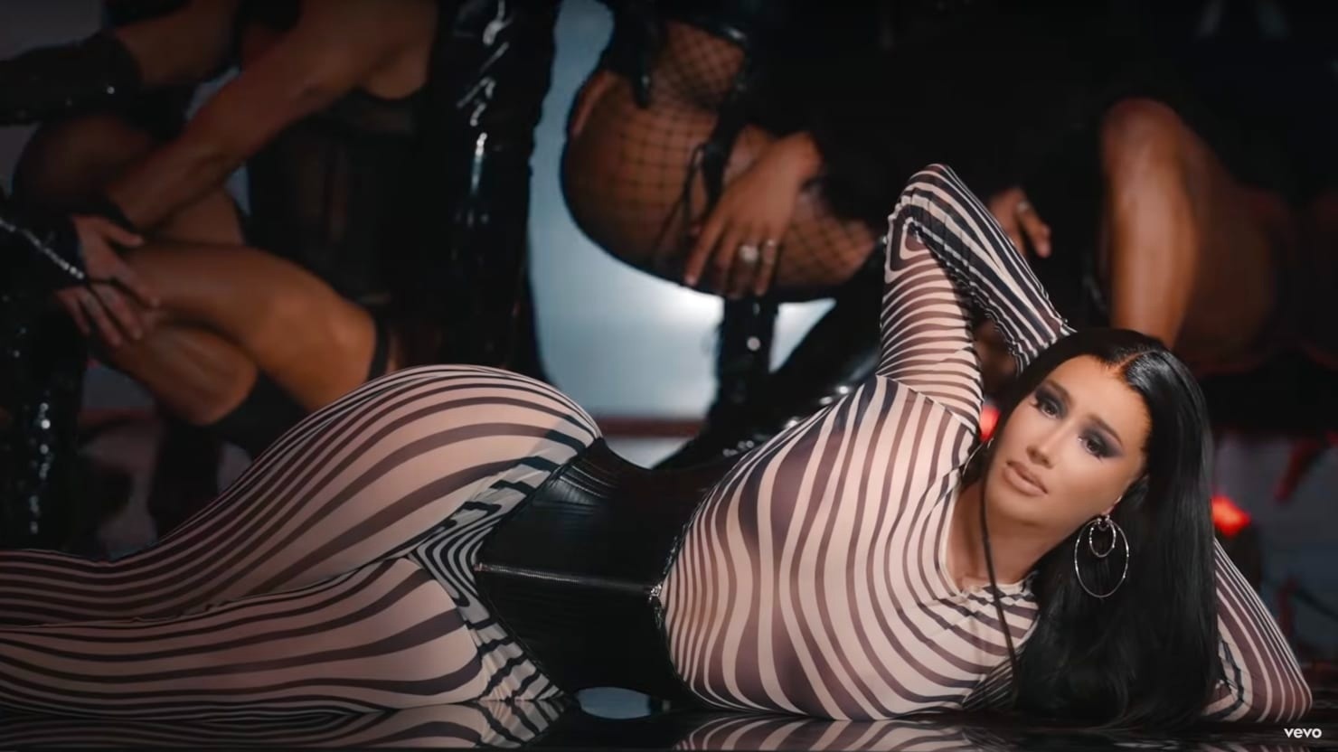 ngoi sao bi chi trich lam dung van hoa anh 1