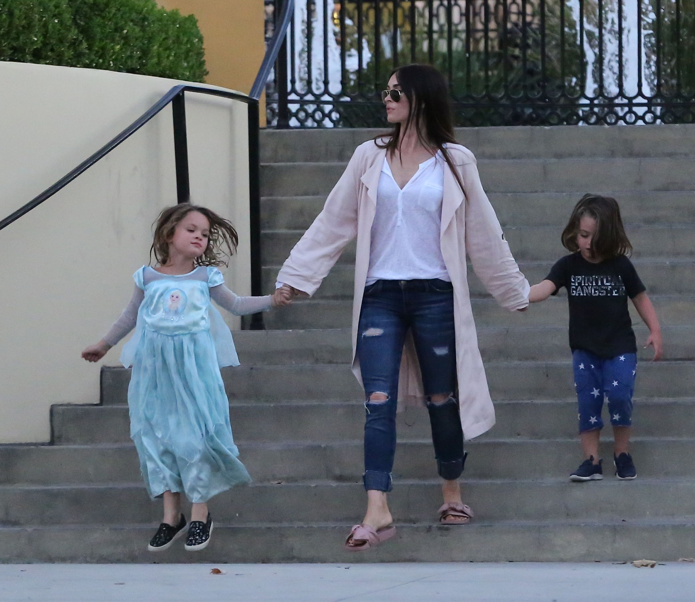 Megan Fox cho con trai mac vay anh 1