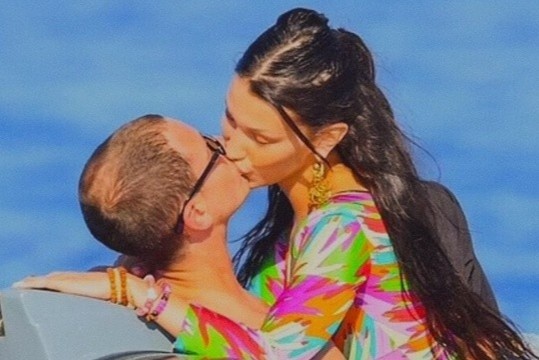 Bella Hadid va ban trai da yeu duoc mot nam hinh anh