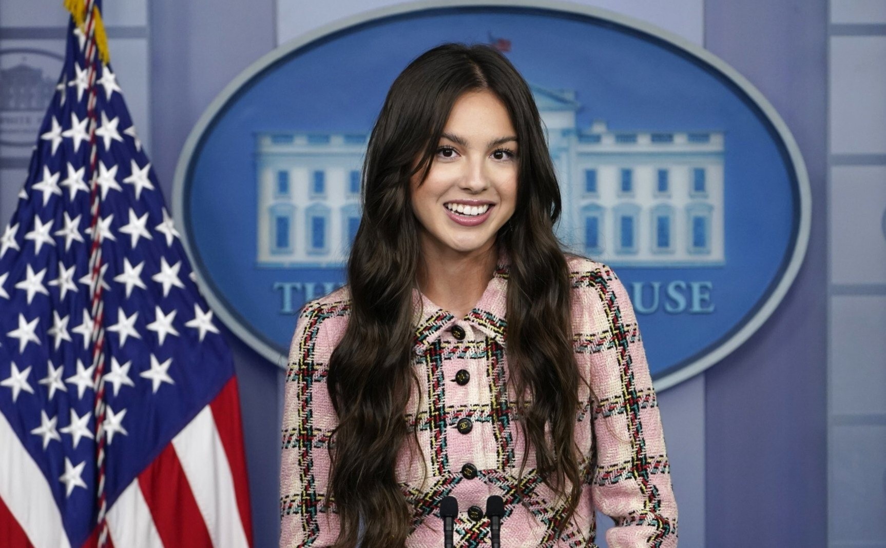 Ca si gen Z den Nha Trang keu goi gioi tre tiem vaccine hinh anh